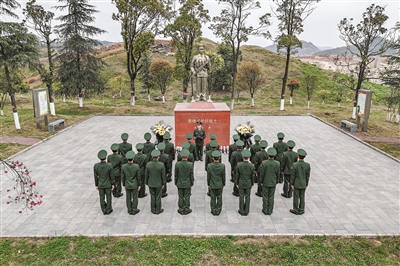 武警贵州总队某机动支队“学章”中队组织官兵聆听长征故事,学习英雄事迹(资料照片)。归王彬摄